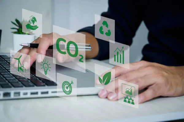 Auditor realizando evaluación ambiental para certificación iso 14001