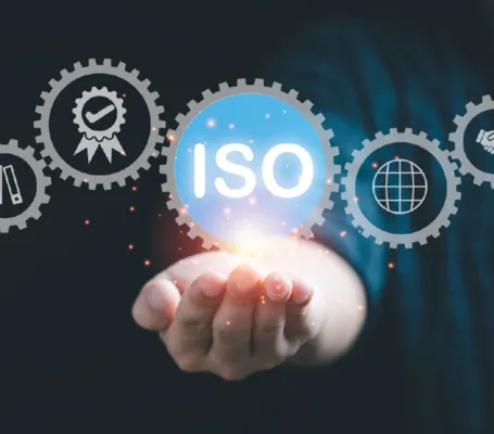 Engranajes con sellos de calidad ISO que representan el trabajo técnico de los mejores organismos certificadores hoy.