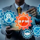 representación de que es bpm aplicado a la gestión de procesos empresariales con equipos trabajando en computadora