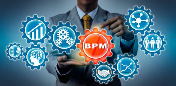 representación de que es bpm aplicado a la gestión de procesos empresariales con equipos trabajando en computadora
