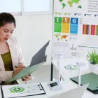 Profesionales revisando documentos de gestión ambiental para conocer cuánto cuesta una certificación ISO 14001.