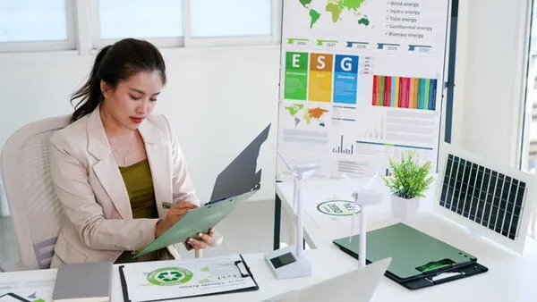 Profesionales revisando documentos de gestión ambiental para conocer cuánto cuesta una certificación ISO 14001.