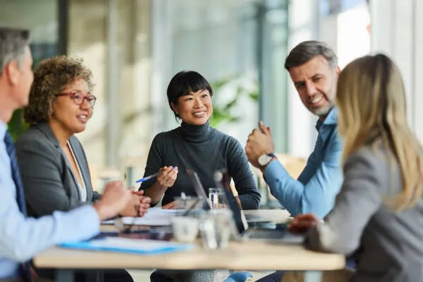 Equipo de profesionales trabajando en una oficina para comprender qué es Scrum Master.