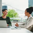 Profesional de Recursos Humanos revisando el desempeño de un empleado en una oficina para conocer qué es un DNC